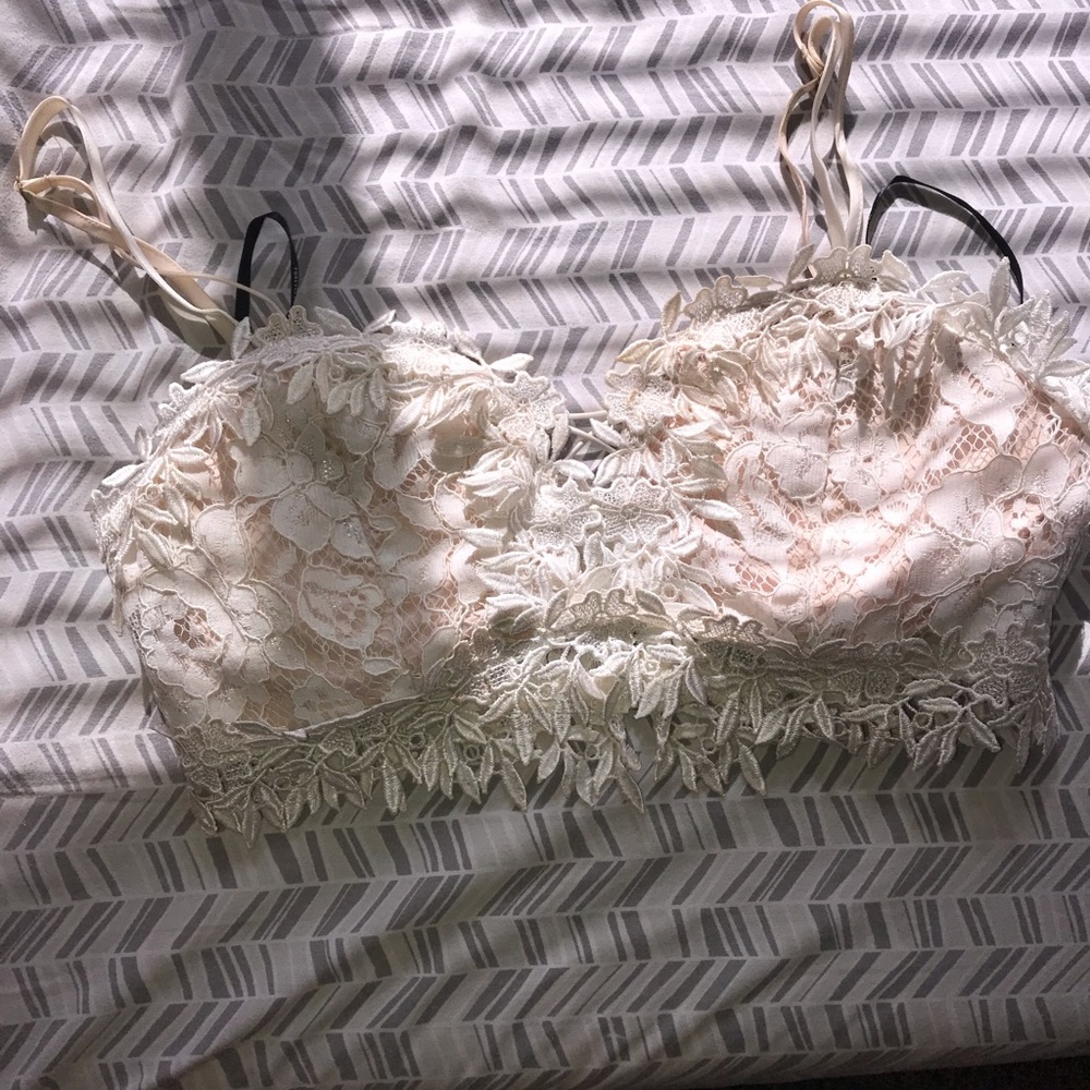 White lace with design bratop